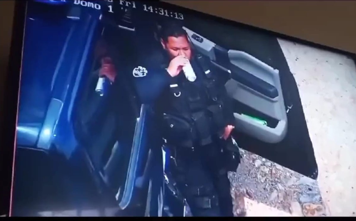 Policía es encontrado bebiendo en Encarnación de Díaz, Jalisco/ Especial