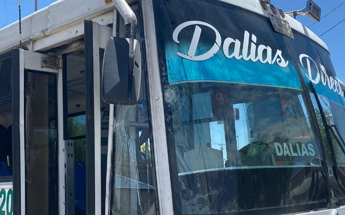 Varilla rompe cristal de camión de pasajeros en Torreón