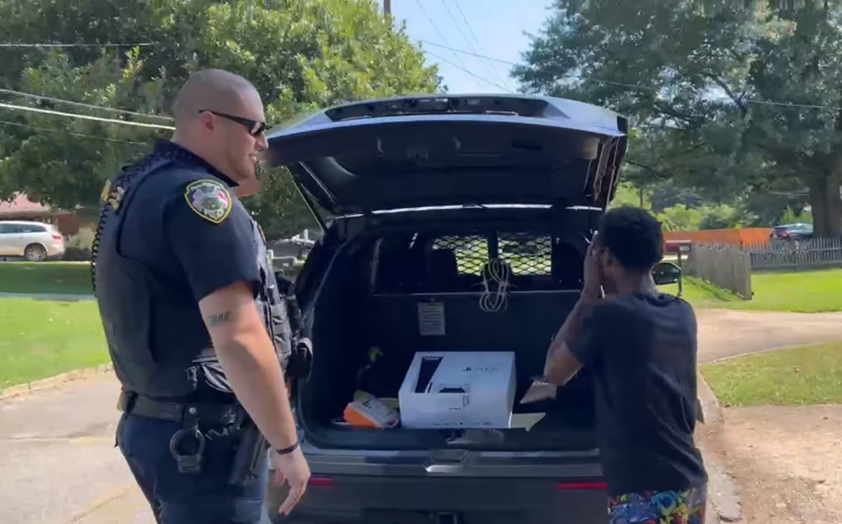 Policía regala consola de videojuegos a niño / Facebook City of Hapeville Police