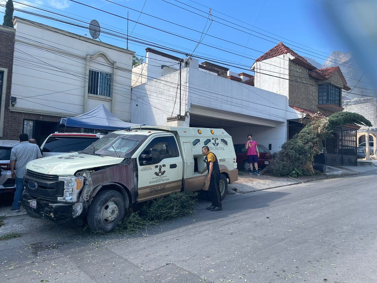 La camioneta de valores se deslizó varios metros por la pendiente de una calle en la colonia Pedregal de Cumbres. | Cortesía