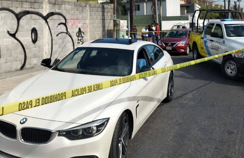 El hombre murió mientras manejaba su auto BMW en la colonia Los Altos. | Sandra González