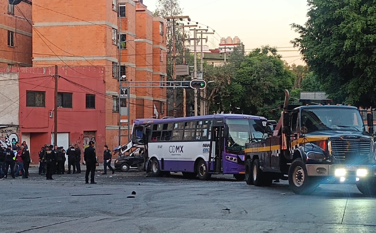 Choca camión de carga contra camión de pasajeros en Circuito Interior / Especial