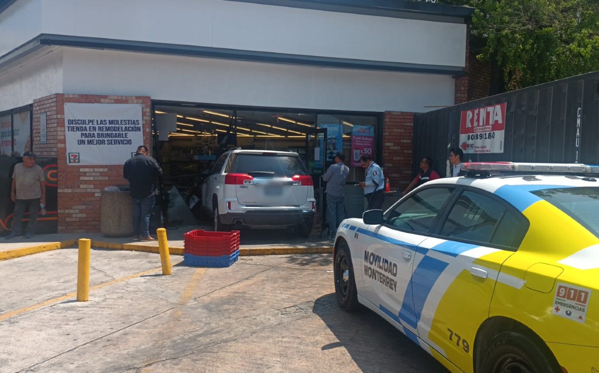 Adulto mayor se impacta contra tienda en Mty / Fabricio Gallegos