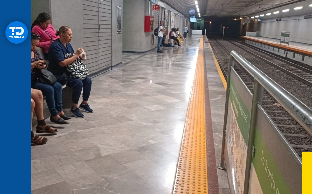 Personas esperando el Tren Ligero de la Línea 1 en Guadalajara | Jorge Barba