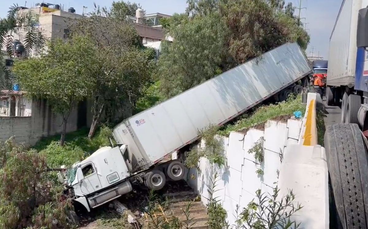 Tráiler accidentado en Chamapa - Lechería | Twitter @FernandoCruzFr7