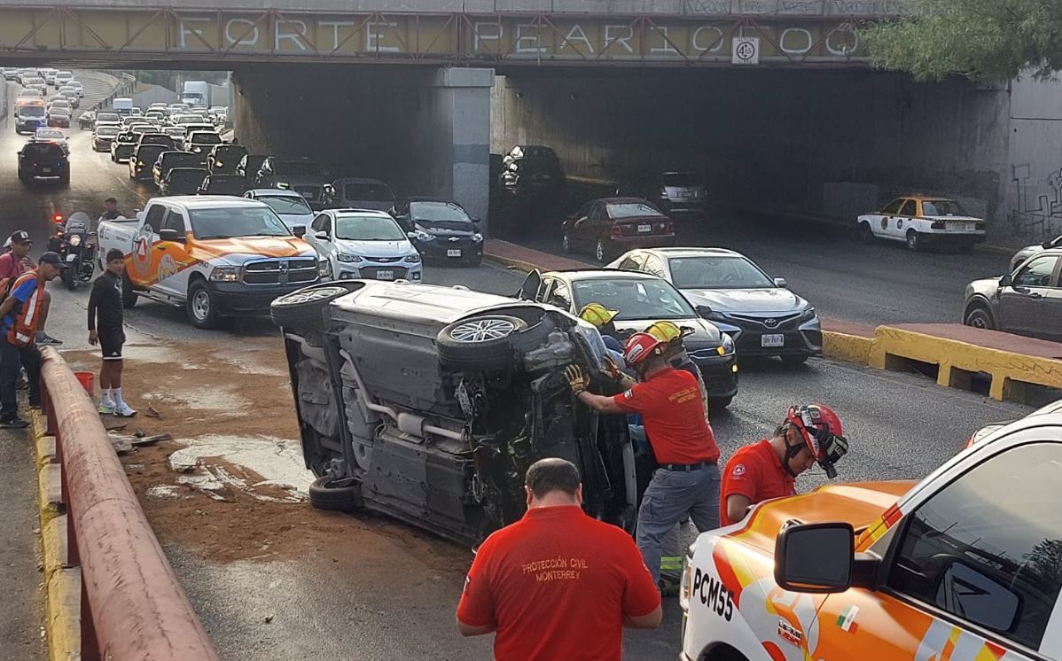 Cuerpos de auxilio llegaron al lugar para atender al conductor y retirar el vehículo de la avenida. | Leyda Estrada