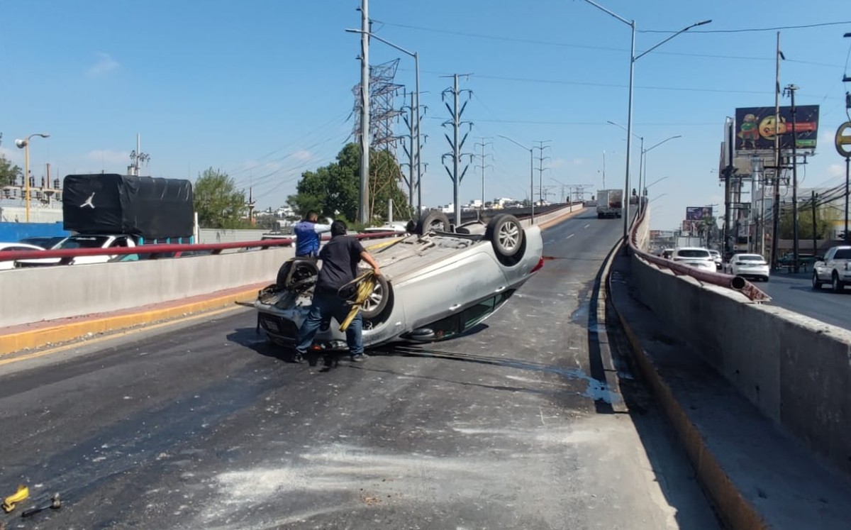Volcadura de carro en av. Eugenio Garza Sada / Francisco Zúñiga Esquivel