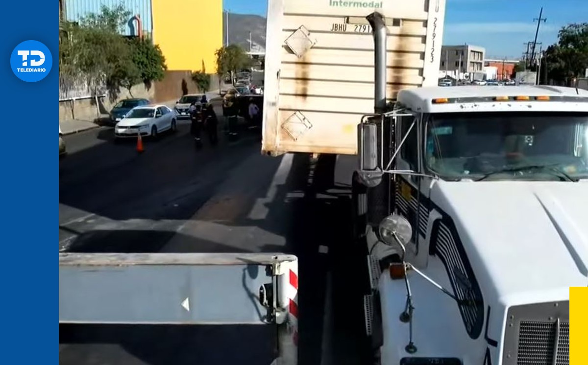 Vuelca caja de trailer y colapsa avenida Nogalar en San Nicolás Marcela Cuevas