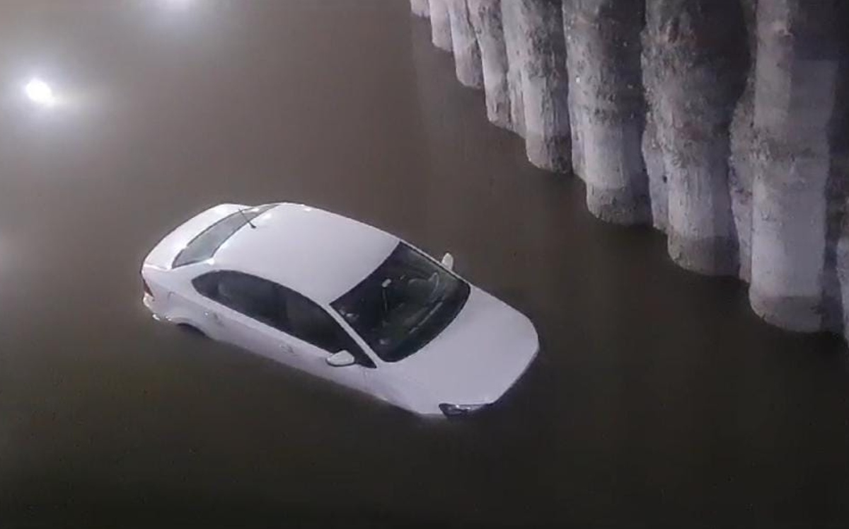 Carro varado en paso a desnivel / Vicente Torres Alfaro