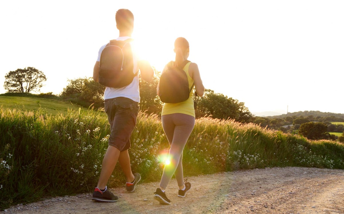 Dos personas caminando sobre la naturaleza / Freepik
