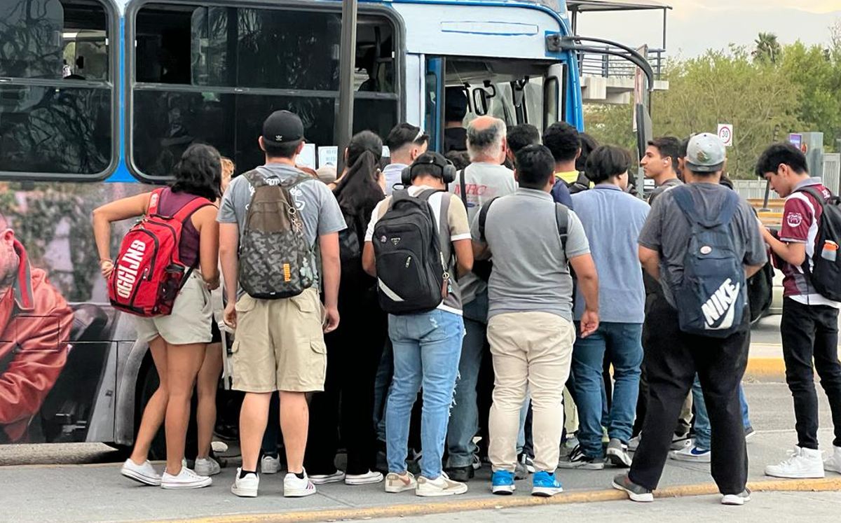Estudiantes en la parada del camión | Mayte Villasana