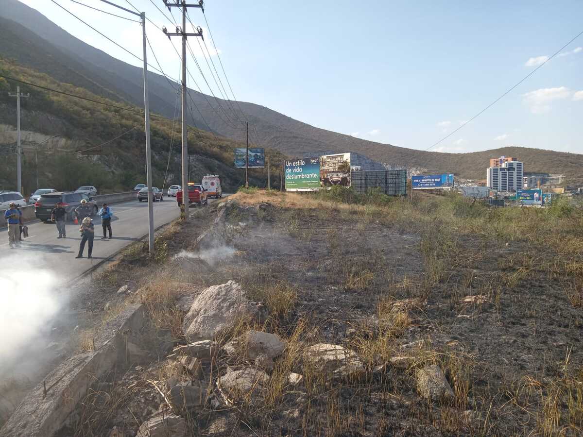 Fuego se propaga a faldas del Cerro de las Mitras / Especial