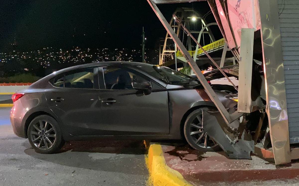 Un automóvil se impacto sobre la avenida a la altura del Centro de Monterrey. | Miranda Arias