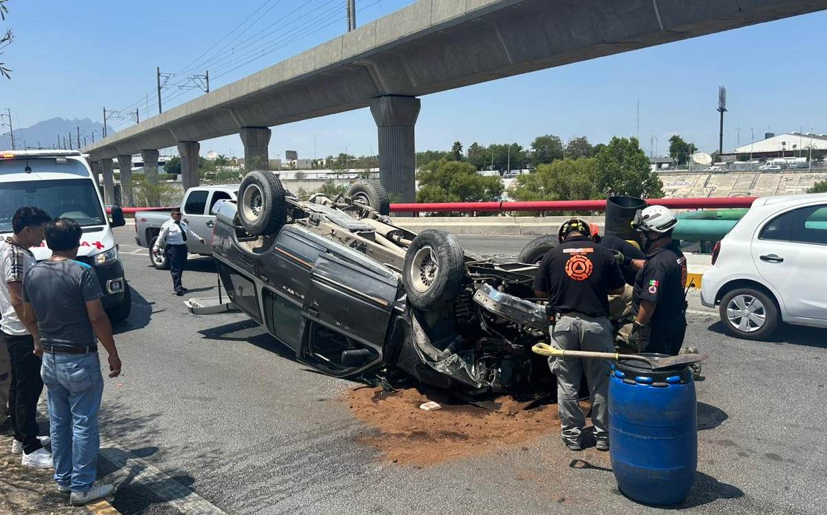 La camioneta tipo Explorer aparentemente colapsó luego de un daño en el neumático. | Pedro Delgado