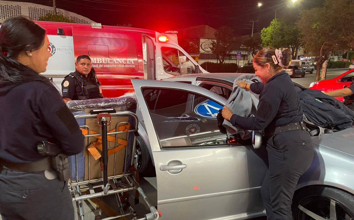 Policías de León la hacen de 'cigüeña' y auxilian a joven a dar a luz en un vehículo | Cortesía