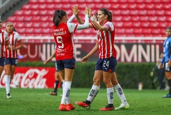Las Chivas del argentino Spinelli vencen al Querétaro y se mantienen invictas.