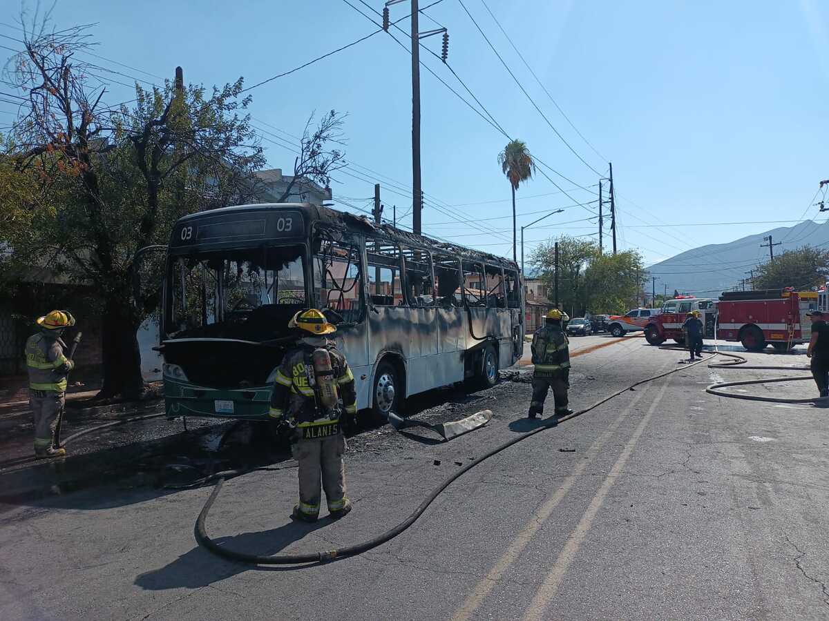 Fuego consume camión de ruta en Monterrey / Israel Santacruz