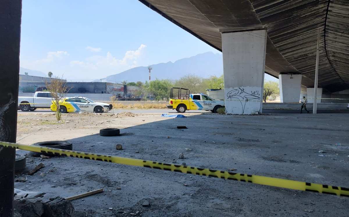 Hallan muerto a hombre bajo puente en Monterrey. | Agustín Martínez