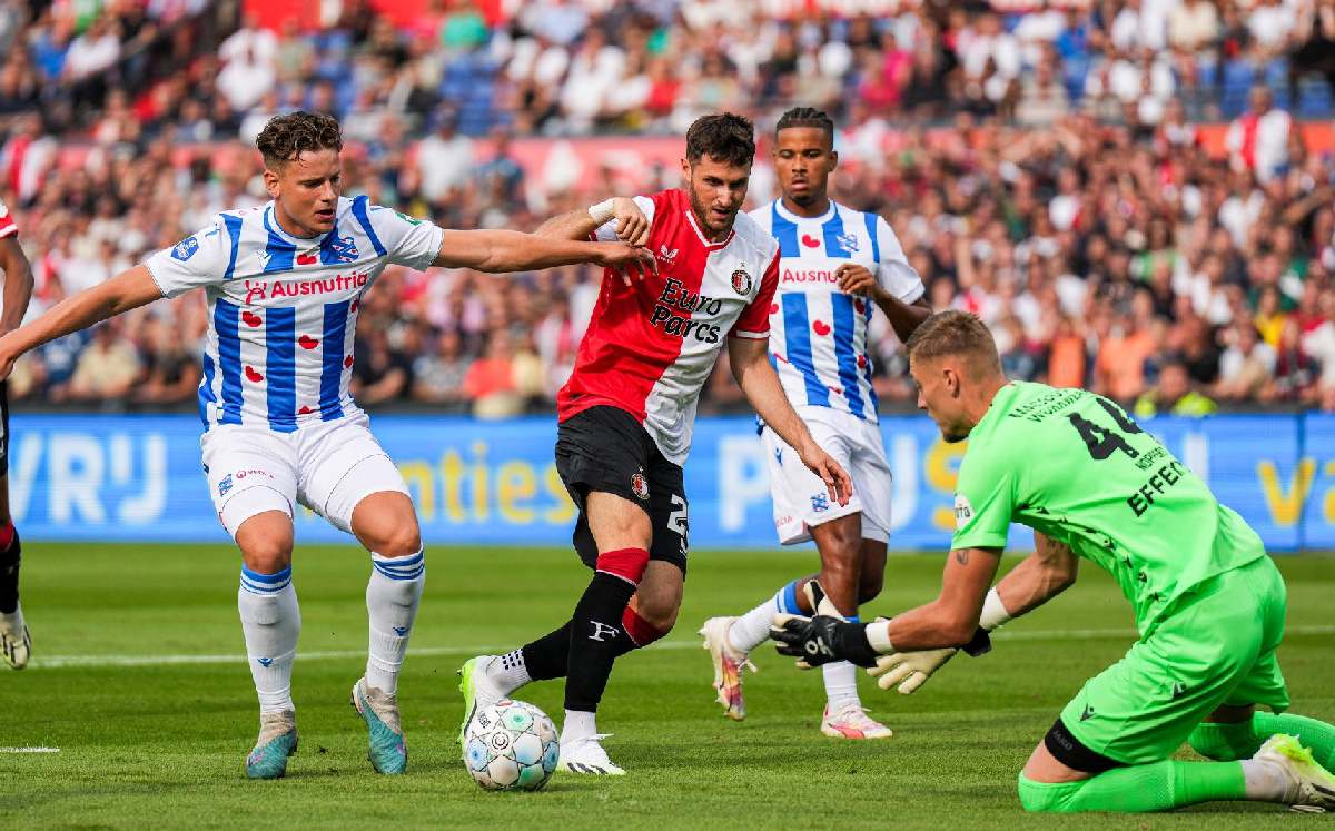 Santiago Giménez durante el partido Feyenoord vs Heerneveen / CORTESÍA: @Feyenoord
