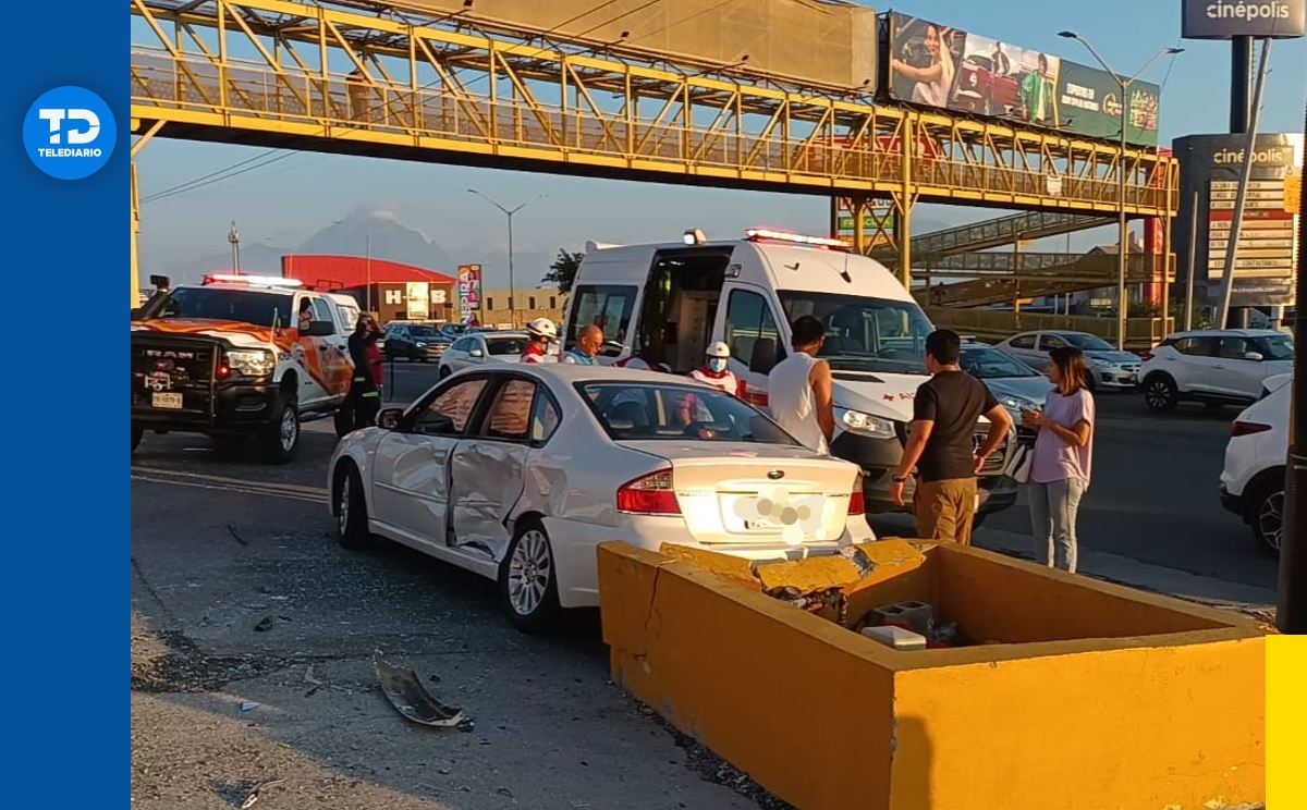 Hombre choca con auto estacionado y huye en avenida Paseo de los Leones