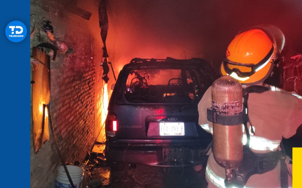 Incendio en cochera de Torreón deja dos camionetas en pérdida total | Cortesía