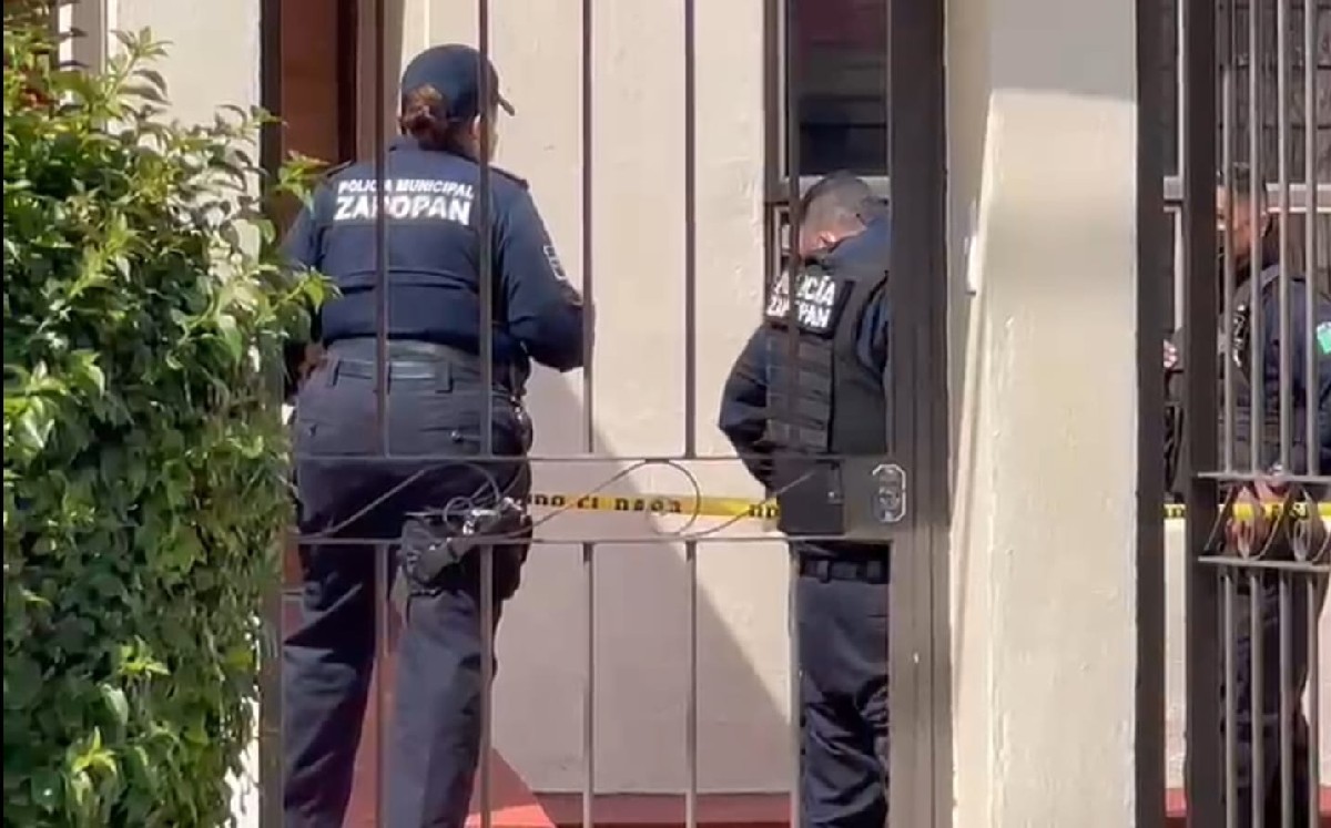 Policías en el domicilio donde encontraron a un hombre muerto /Usi Toledo
