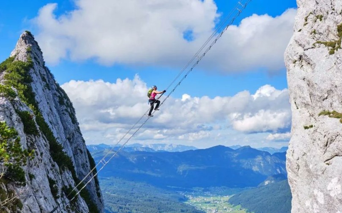 Persona escalando la Escalera al cielo en Austria / Especial