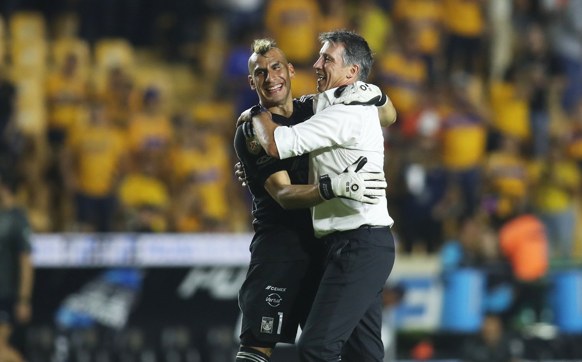 Nahuel Guzmán abrazando a Robert Dante Siboldi / CORTESÍA: Mexsport