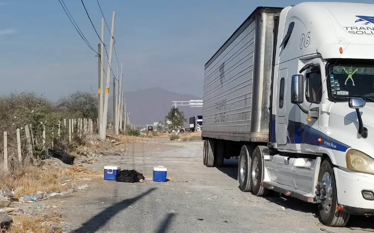 Hieleras con presuntos restos humanos sobre la carretera. | Agustín Martínez