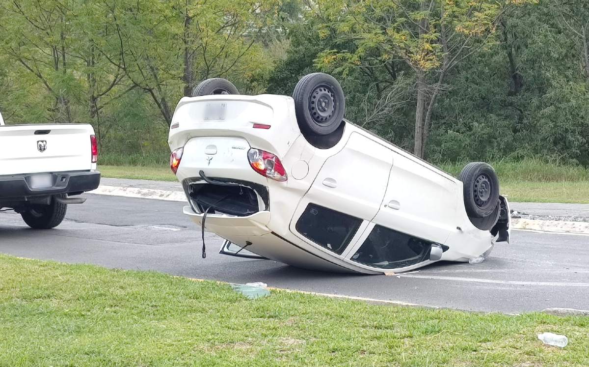 Volcadura de un automóvil en el sur de Monterrey. | Agustín Martínez