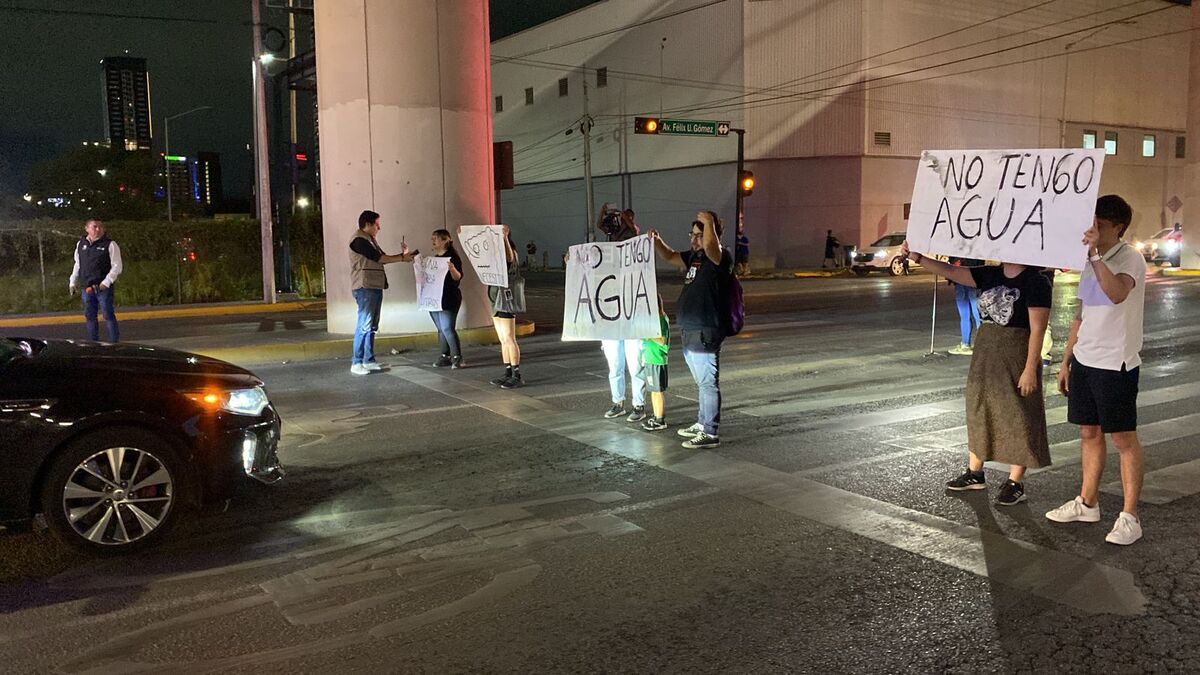 Cierre de calles por falta de agua. / Edgar Plata