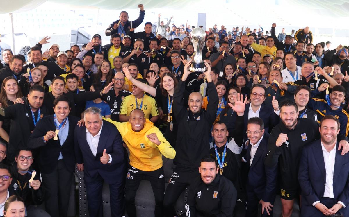 Tigres en su convivio con jugadores de Sinergia Deportiva / Tigres