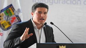 El Juzgado Séptimo de Distrito concede suspensión al gobernador y sus parientes, quienes acusaron una persecución que busca obstaculizar aspiraciones políticas.