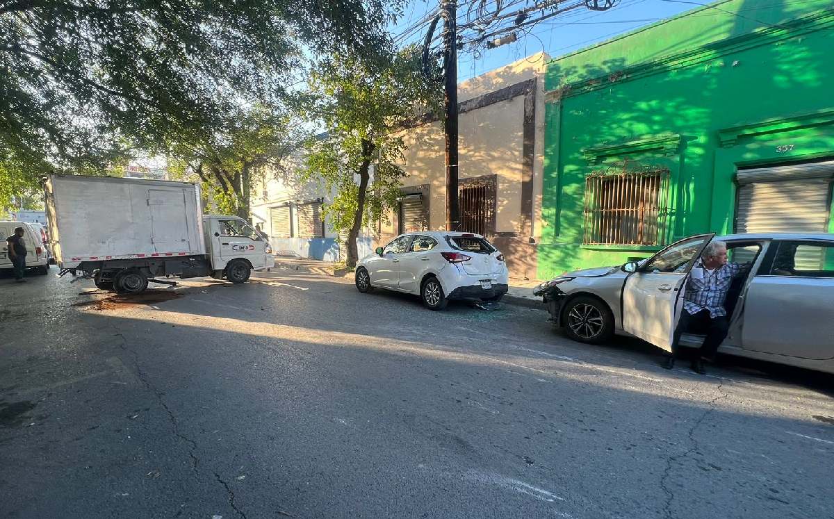 Conductor impacta dos autos en el centro de Monterrey | Mayte Villasana