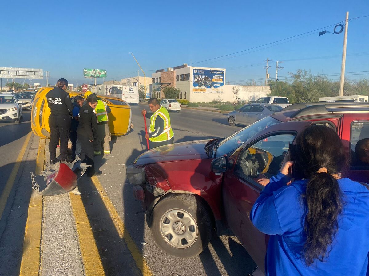 El taxi quedó a un costado, sobre el camellón | Cortesía