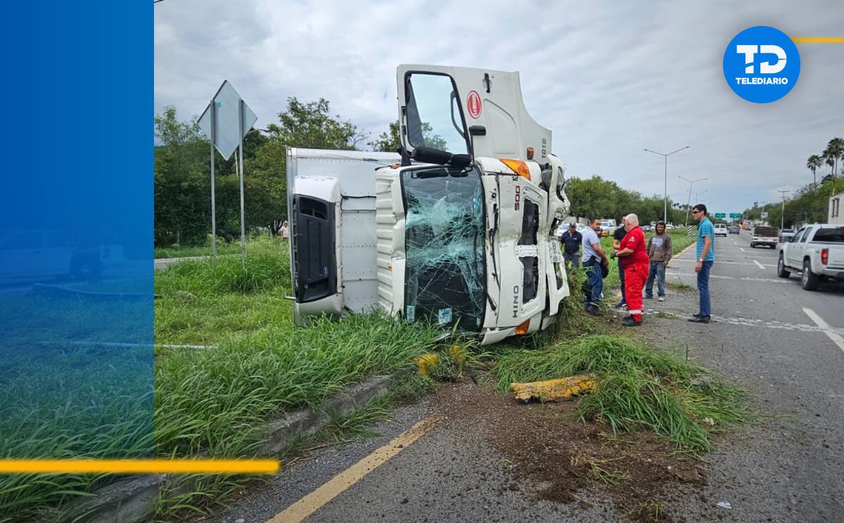 Tráiler vuelca Carretera Nacional en Santiago, NL | Marcela Cuevas