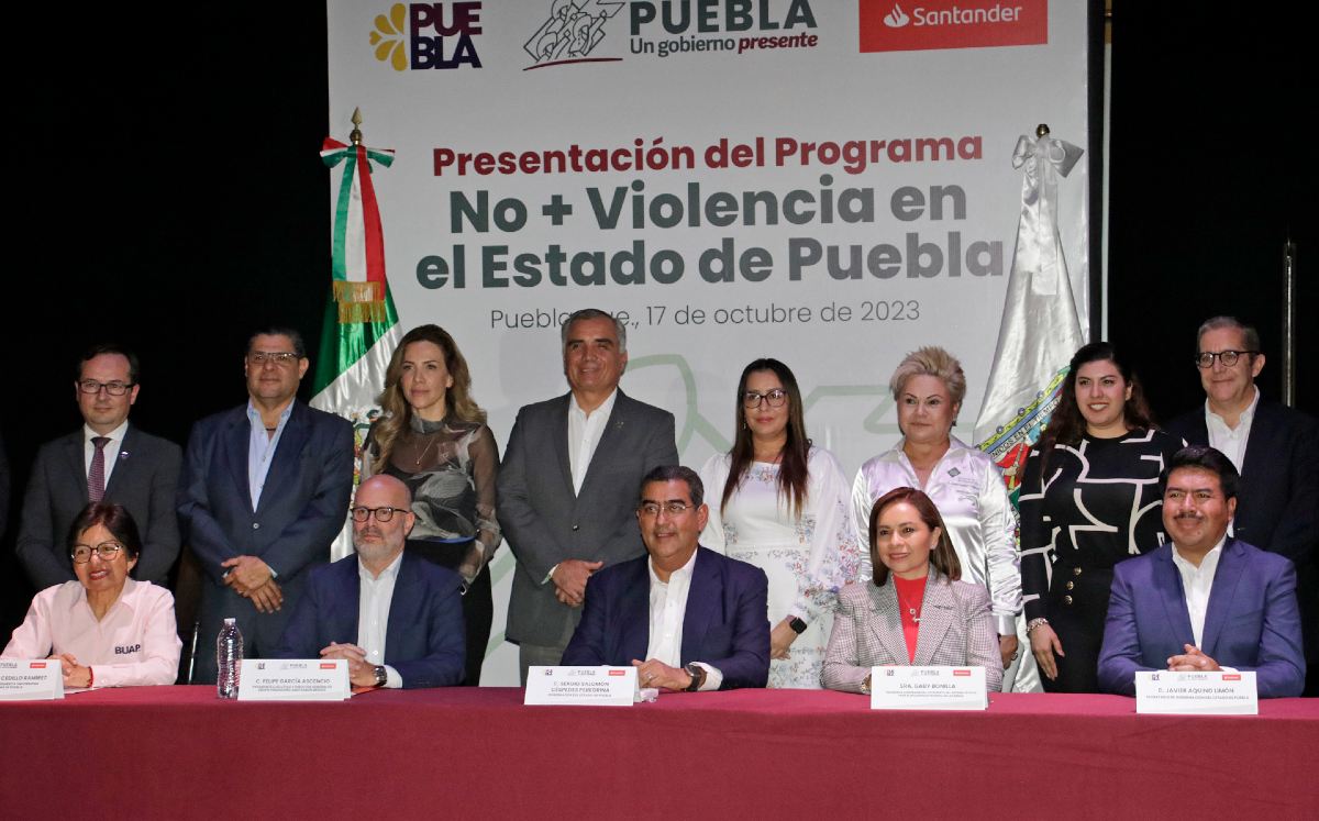 El gobernador Sergio Salomón Céspedes encabezó la firma del programa / Foto: Agencia Enfoque
