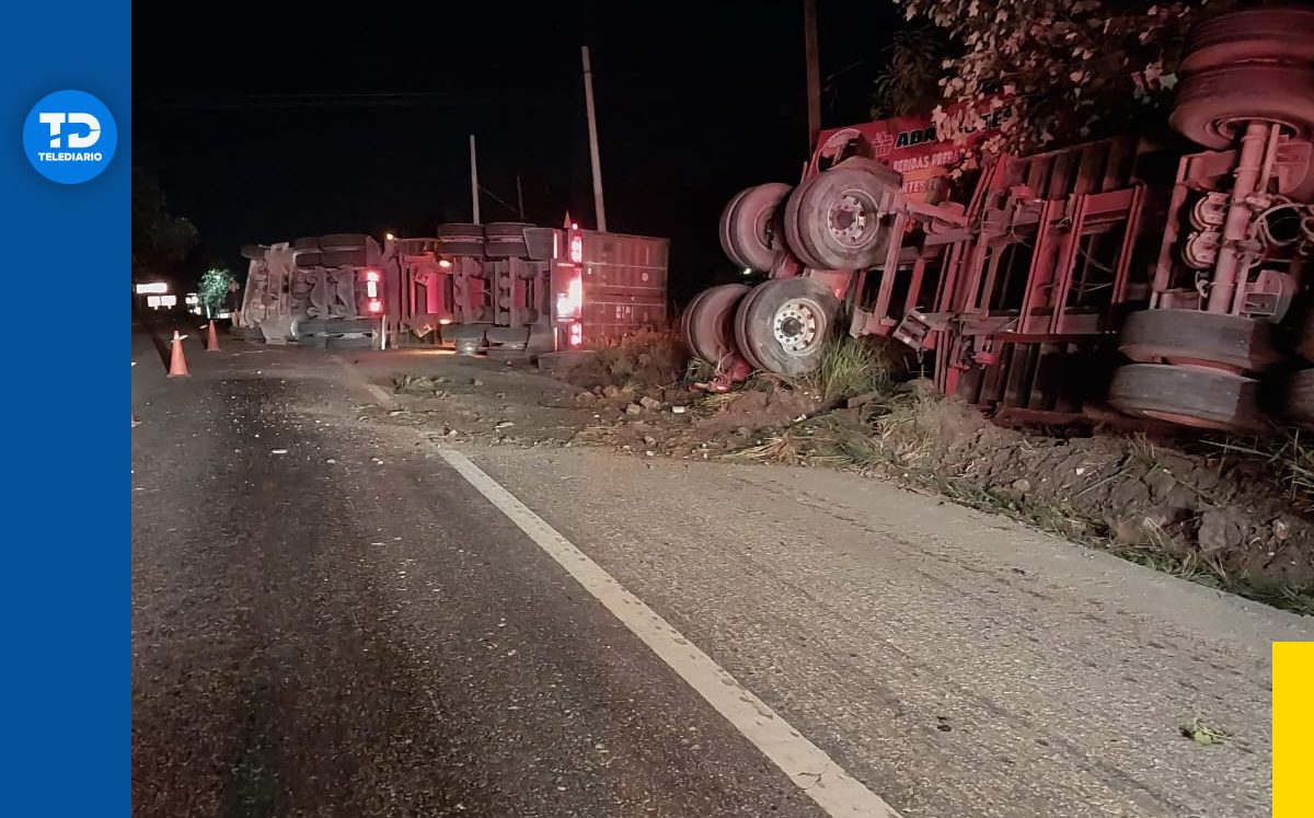 Volcadura de tráiler en carretera Nacional | Especial