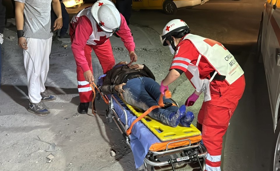 Mujer es atropellada y responsable huye en colonia Nuevo Progreso, en Saltillo.