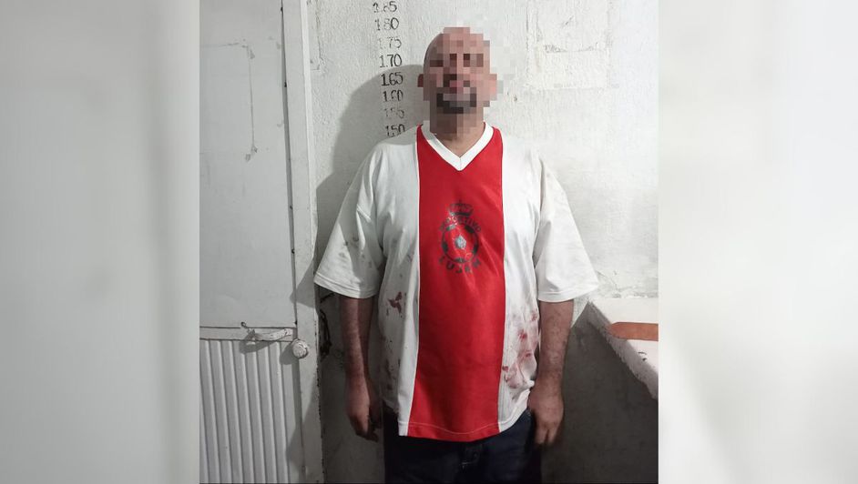 El hombre fue acusado por su hija; al momento de su arresto, agredió a los oficiales | Cortesía