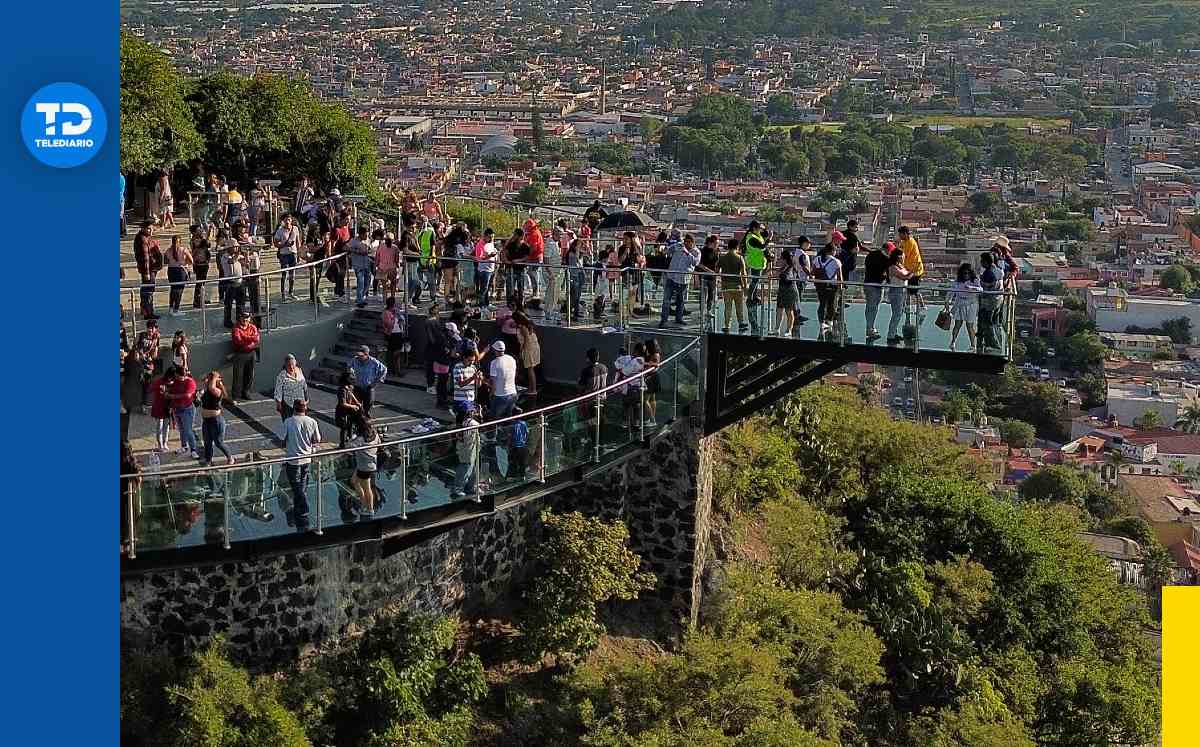 Personas en el mirador de cristal de Atlixco / Agencia Enfoque