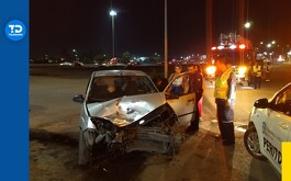 El conductor de un carro Ford Fiesta plata, resultó lesionado junto con su acompañante,  luego que este chocara contra un Aveo plata en Torreón.