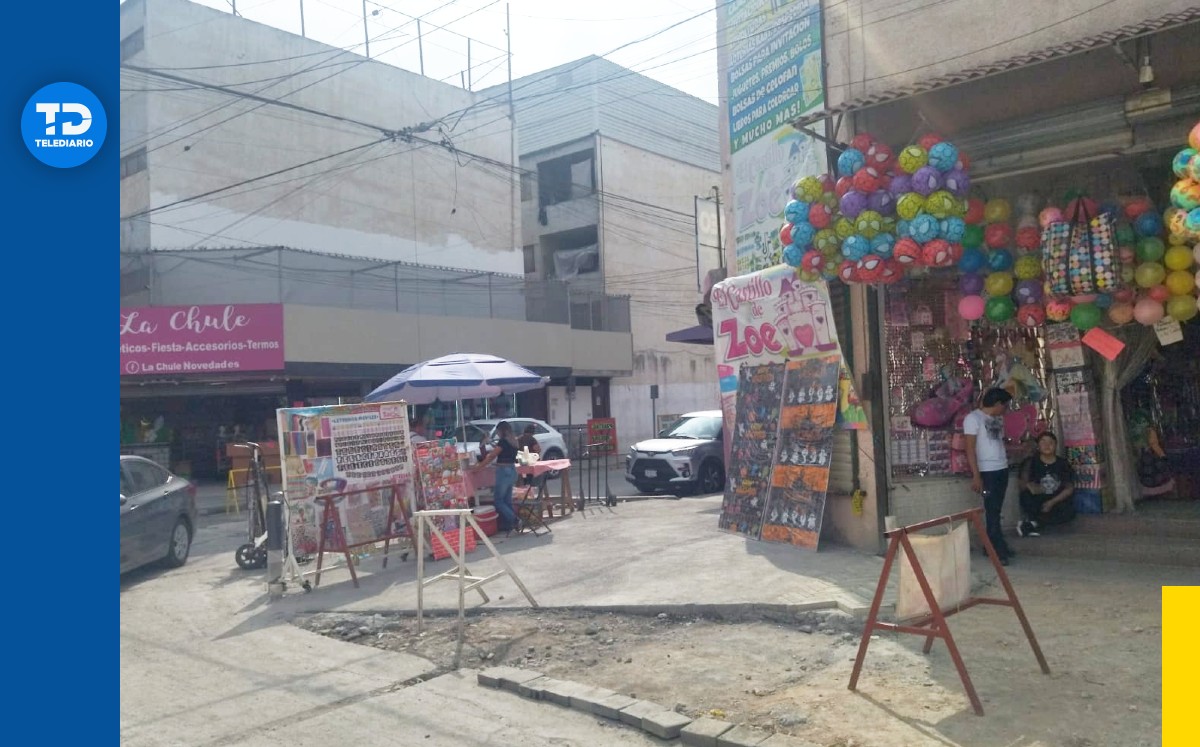 Exhiben fallas en construcción de nuevas banquetas en Centro de Monterrey. | Sandra González
