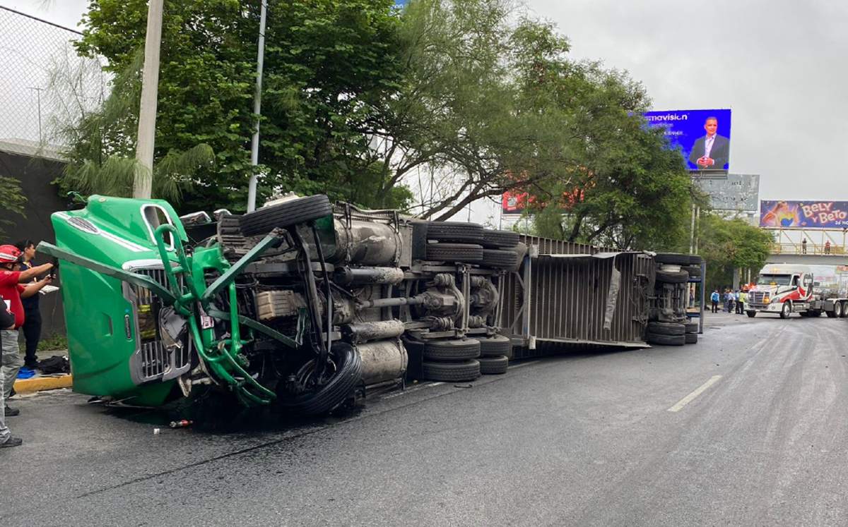 Tráiler volcó sobre avenida Fidel Velázquez en Monterrey. | Pamela Villanueva
