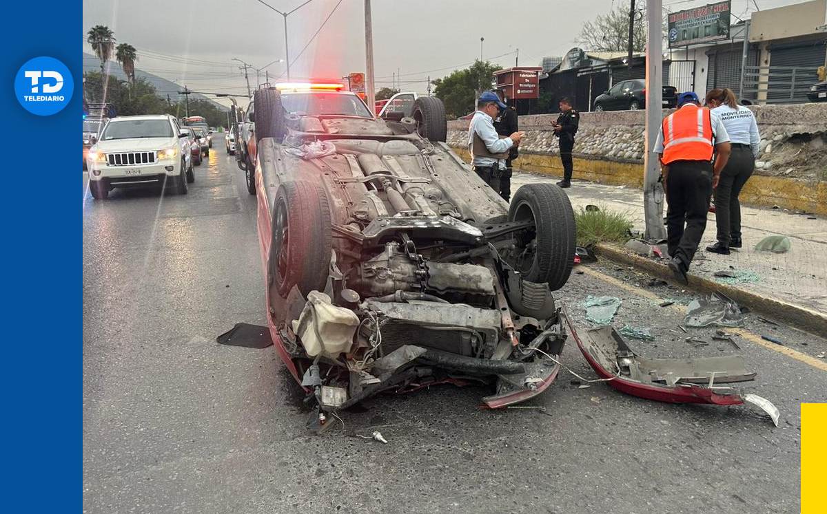 Conductor vuelca en avenida Solidaridad en Monterrey.  | Pedro Delgado
