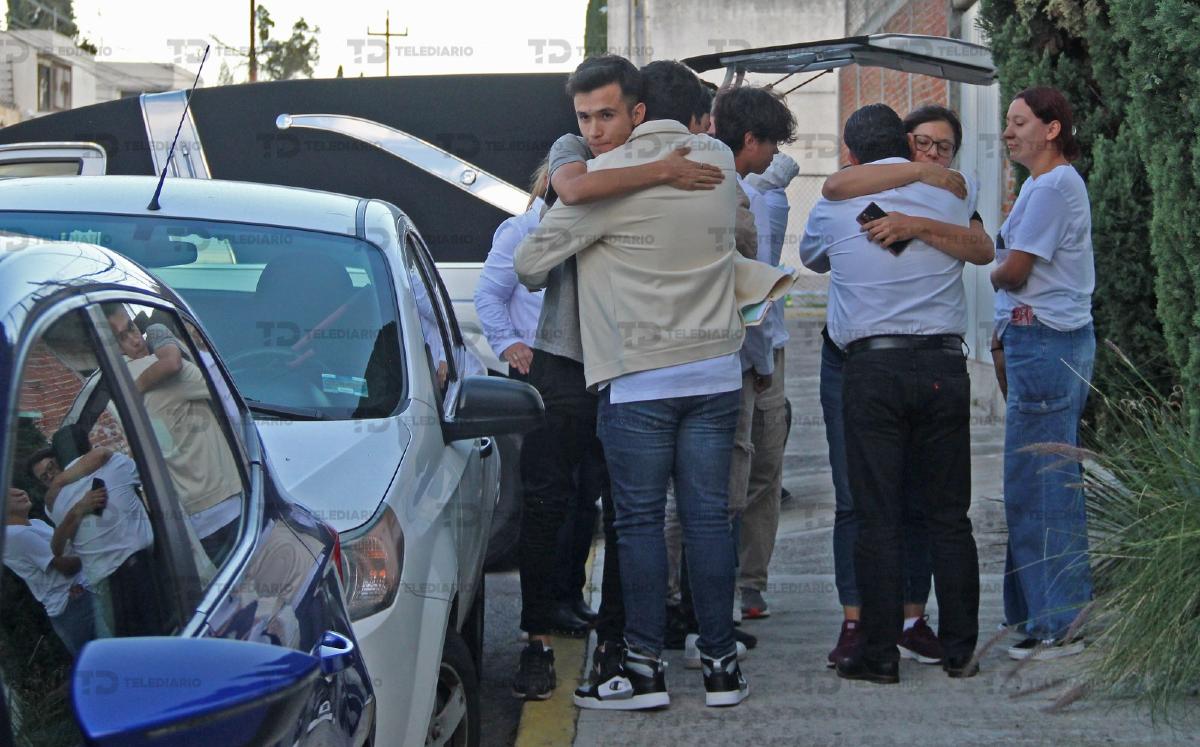 Familiares de José Andrés Soberano Mellado esperan afuera de la funeraria donde será velado el joven piloto naval / Melanie Torres