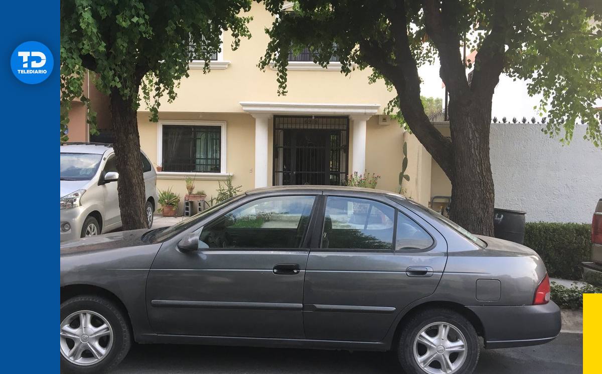 Auto afuera de casa | Archivo
