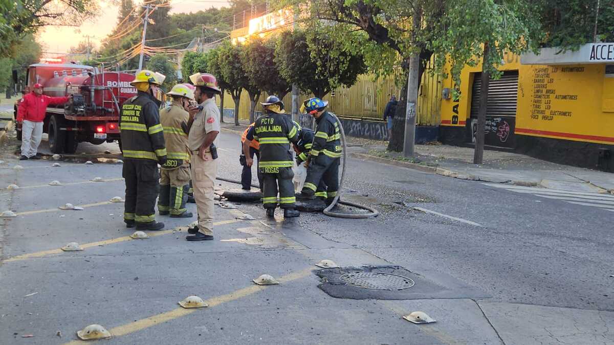 Bomberos en la colonia El Dean revisando alcanrarilla de Guadalajara | Especial