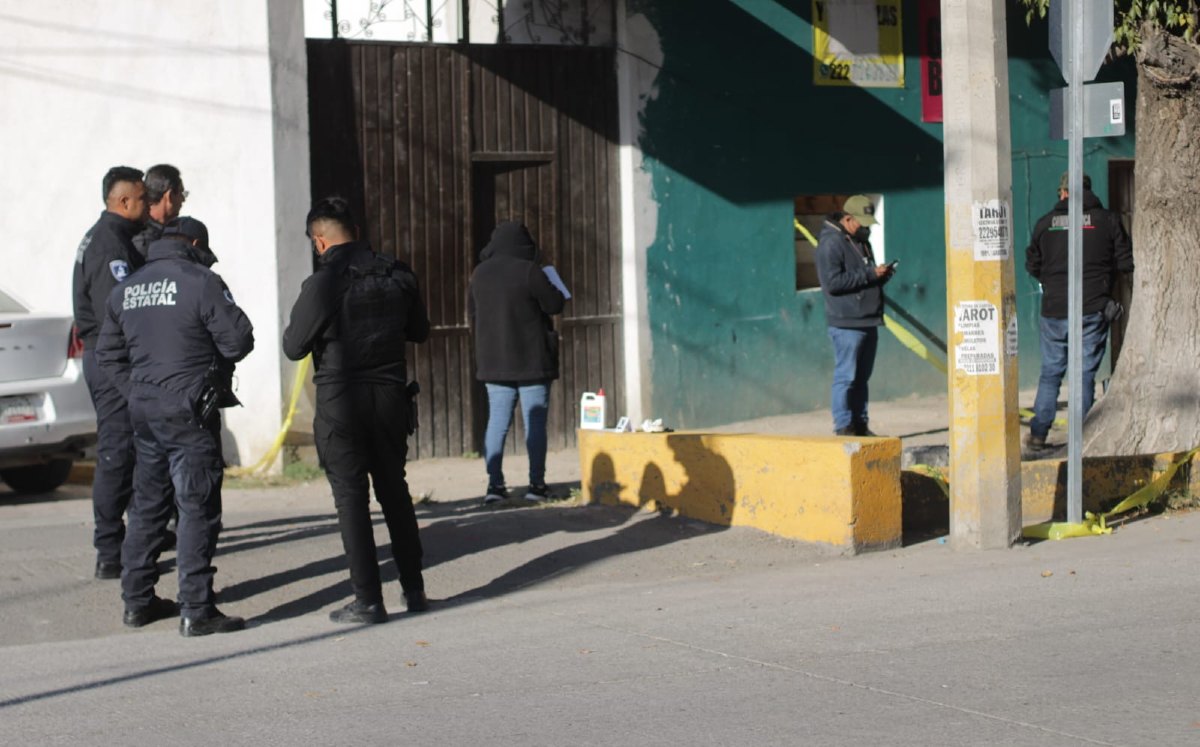 Policías de la SSC y Policía Estatal acudieron al domicilio donde ocurrió el asesinato / Alfredo Fernández