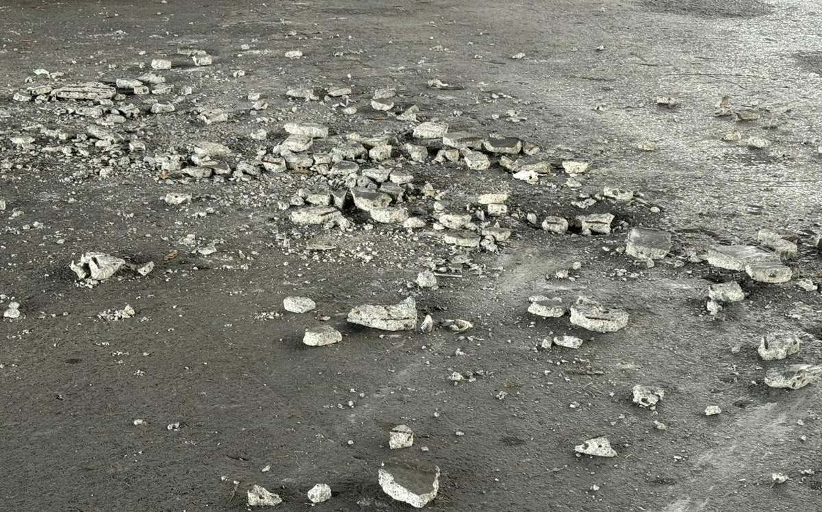 Desprendimiento de concreto en un puente vehicular. | Marcela Cuevas